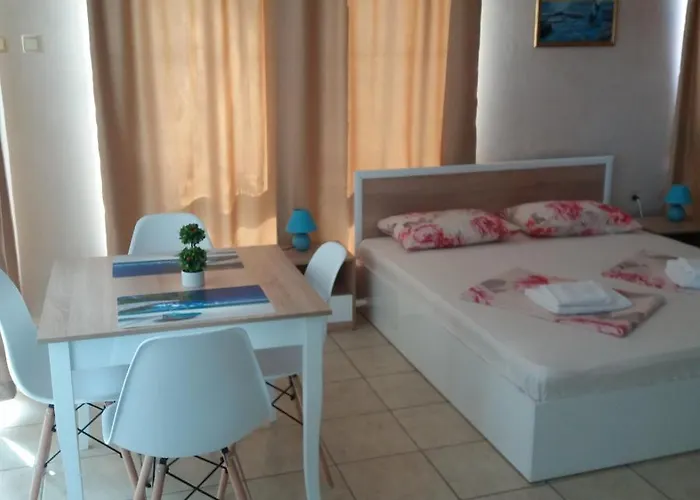 семейство маврови Πανσιόν