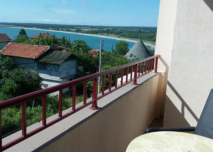 Πανσιόν семейство маврови 3*