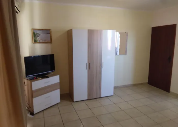 семейство маврови Πανσιόν